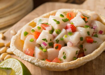 Conheça a origem do ceviche, o peixe 'cozido' no limão mais famoso que existe!