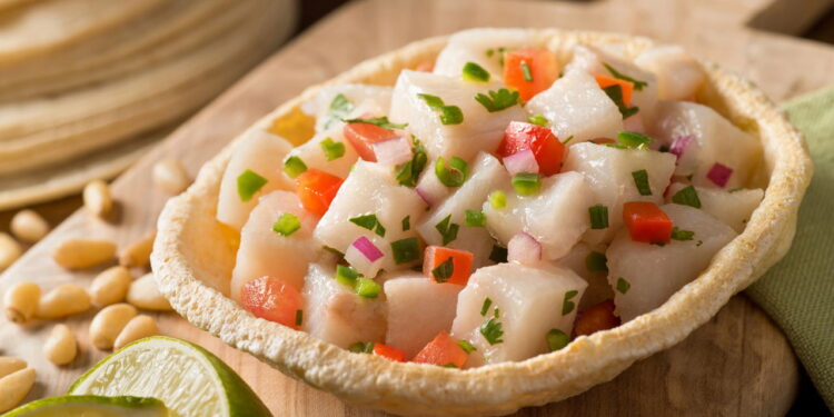 Conheça a origem do ceviche, o peixe 'cozido' no limão mais famoso que existe!