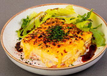Conheça a origem do croque monsieur, o clássico dos bistrôs parisienses!