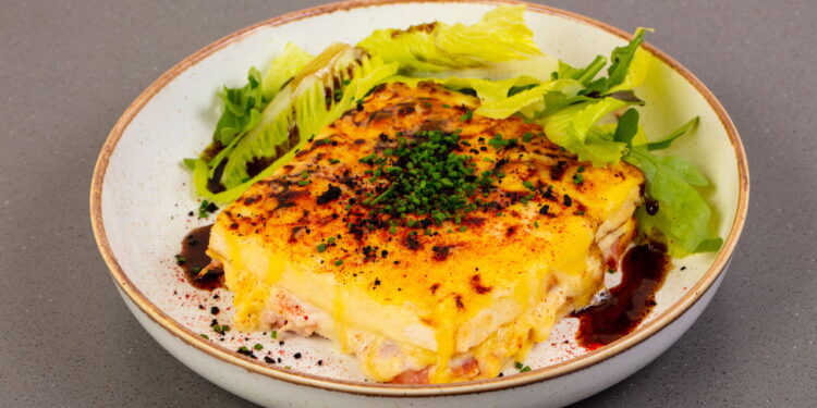 Conheça a origem do croque monsieur, o clássico dos bistrôs parisienses!