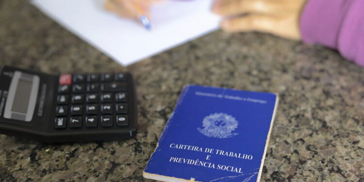 Desemprego recua a 5,6%: 'mercado de trabalho pressiona inflação', diz economista