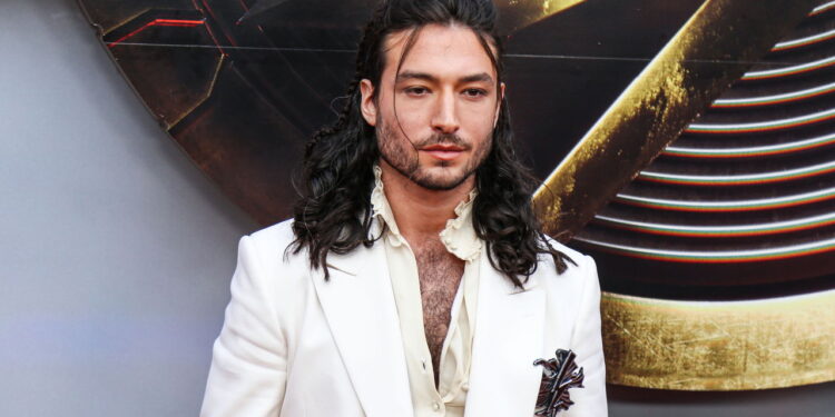 Ezra Miller conquista Hollywood com carreira versátil e fortuna milionária