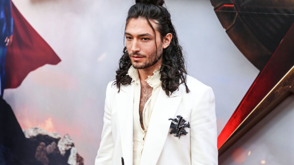 Ezra Miller conquista Hollywood com carreira versátil e fortuna milionária