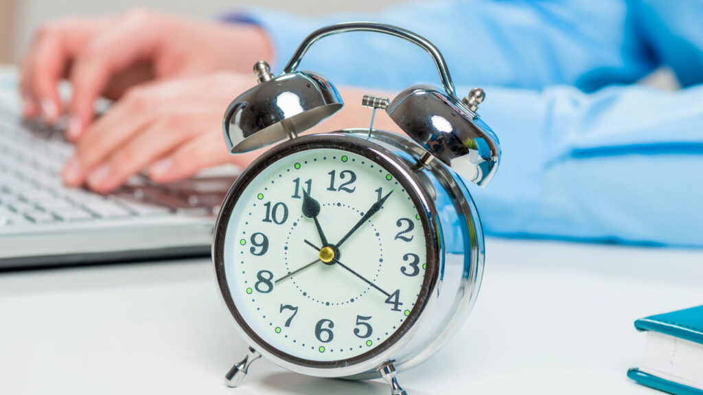 Empresa pode exigir horas extras? Entenda o que a lei realmente permite