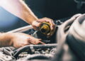 Os fluidos mais importantes do carro que todo motorista deve verificar
