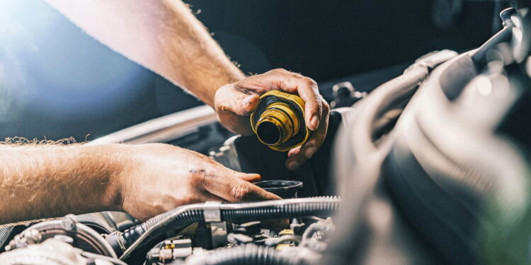 Os fluidos mais importantes do carro que todo motorista deve verificar