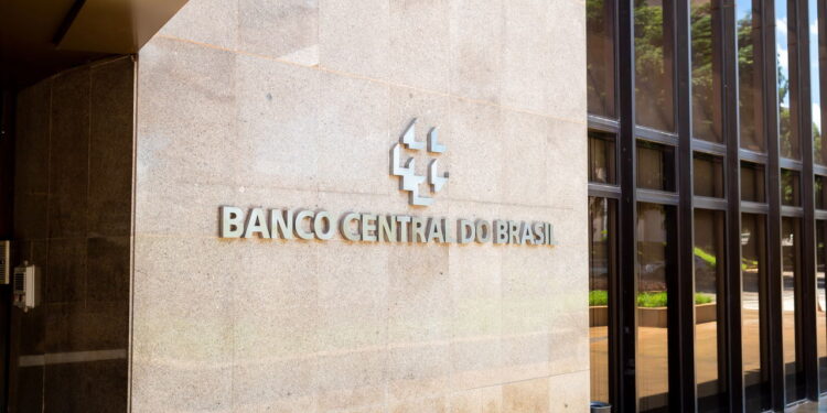 Relatório do BC expõe fragilidade do PIB: 'Corte de juros só em 2026', avaliam economistas