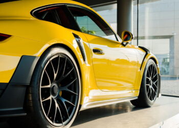 O que muda nos pneus para carros elétricos e híbridos? Veja o guia!