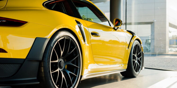 O que muda nos pneus para carros elétricos e híbridos? Veja o guia!