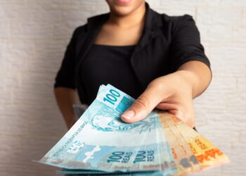 Como o 13º salário é calculado e quem tem direito?