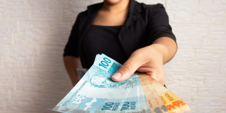 Como o 13º salário é calculado e quem tem direito?