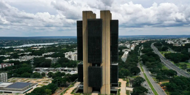A Selic em 15% e o impacto do gasto fiscal: VanDyck Silveira explica os desafios do Copom