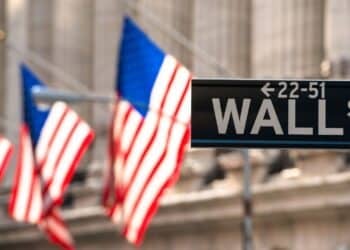 bandeiras americanas, Wall Street, bolsa americana, mercado em alerta sobre bolha.