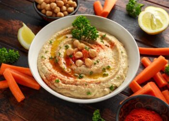 Conheça a origem milenar do hummus, a pasta de grão-de-bico que conquistou o planeta!