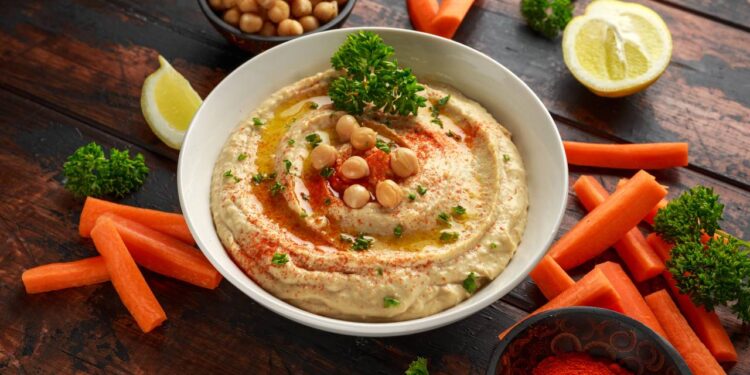 Conheça a origem milenar do hummus, a pasta de grão-de-bico que conquistou o planeta!