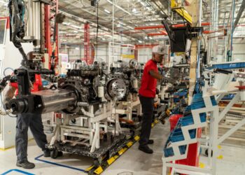 Indústria perde força no crescimento econômico, diz CNI