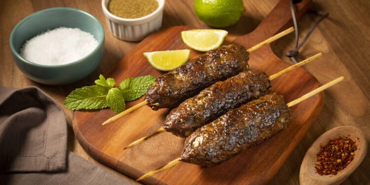 Conheça a origem milenar da kafta, o ancestral do hambúrguer e da almôndega!