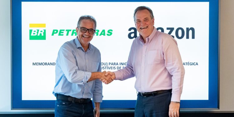 Petrobras firma parceria com Amazon Brasil para combustíveis de baixo carbono.