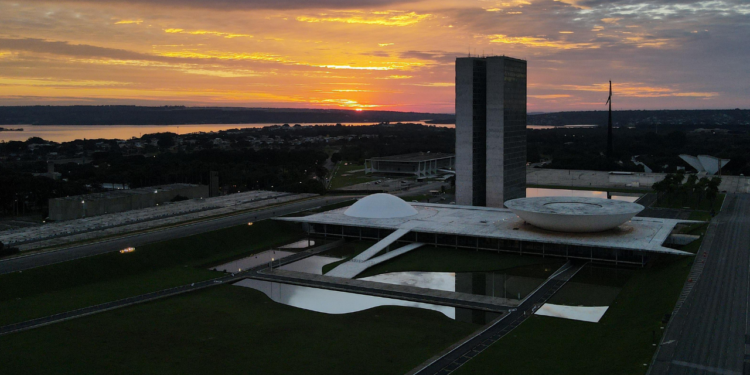 "Medidas populistas ameaçam a política fiscal e pode afetar o PIB", alerta especialista