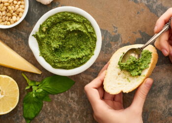 Conheça a origem do pesto, o molho à base de manjericão que é a cara da Itália!