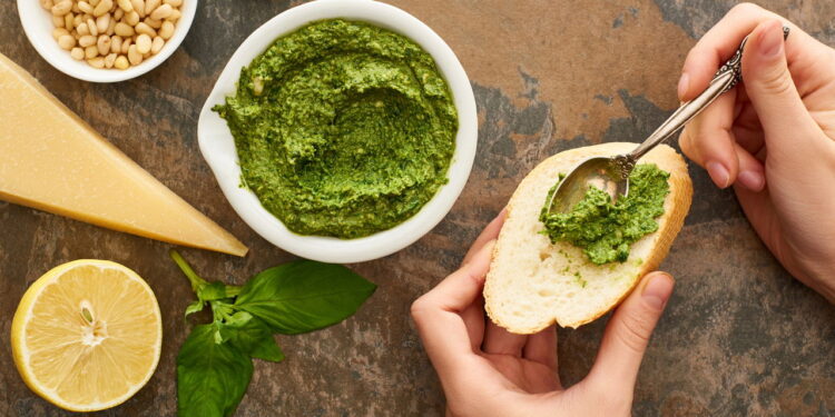 Conheça a origem do pesto, o molho à base de manjericão que é a cara da Itália!