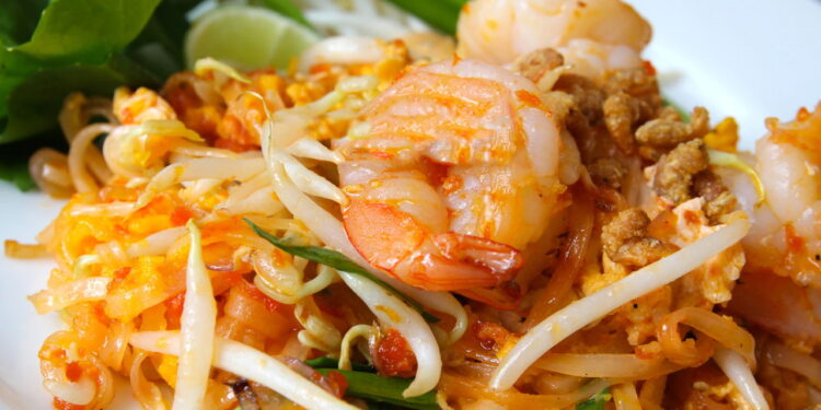 Como o Pad Thai nasceu de uma campanha nacionalista e virou o prato mais famoso da Tailândia!