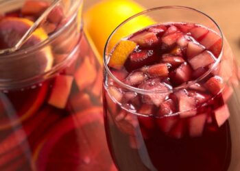 Conheça a origem da sangria, a mistura de vinho e frutas com 2.000 anos de história!