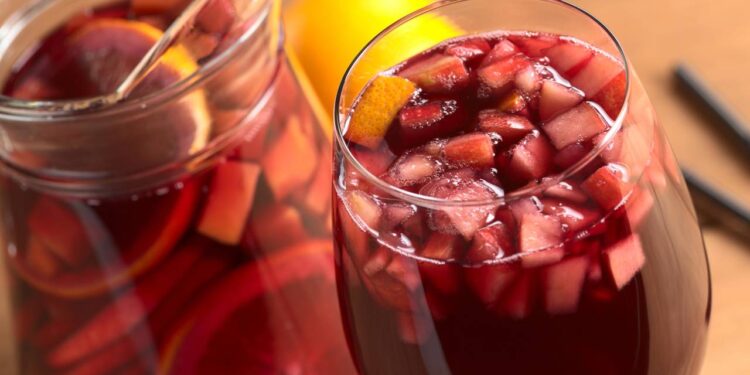 Conheça a origem da sangria, a mistura de vinho e frutas com 2.000 anos de história!