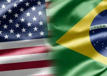 Bandeiras do Brasil e dos Estados Unidos.