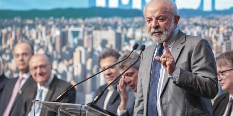 Falta de candidato forte pode levar centrão a apoiar Lula, diz analista