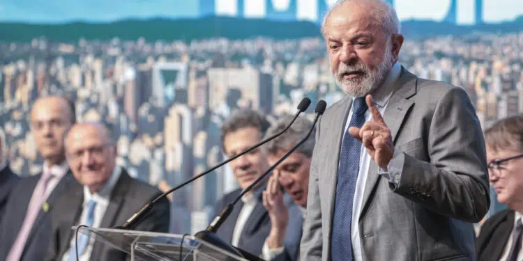 Falta de candidato forte pode levar centrão a apoiar Lula, diz analista