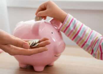 Dia das Crianças: como ensinar seus filhos a lidar com dinheiro desde cedo