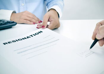 Demissão sem motivo? Veja o que a lei obriga a empresa a pagar