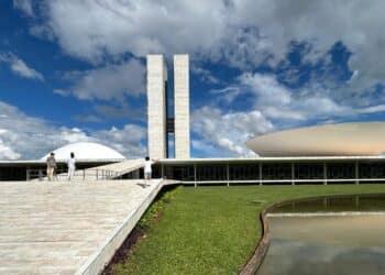 Alta de investimentos e descontrole fiscal: a contradição do Brasil