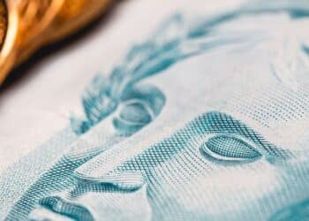 Notas de reais, cenário fiscal brasileiro.