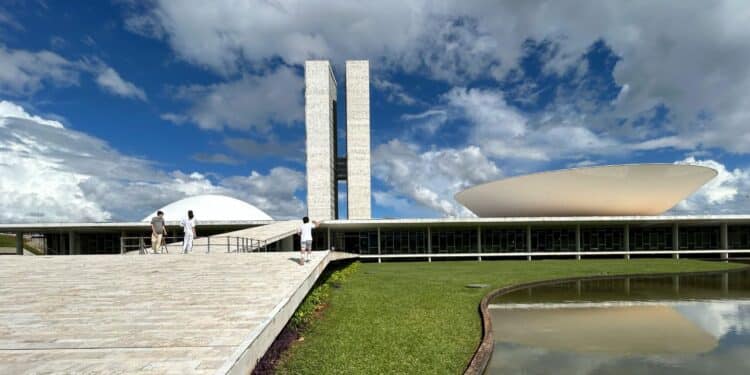 Alta de investimentos e descontrole fiscal: a contradição do Brasil