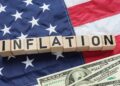 Bandeira americana, notas de dólar, inflação americana, CPI dos EUA.