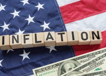 Bandeira americana, notas de dólar, inflação americana, CPI dos EUA.