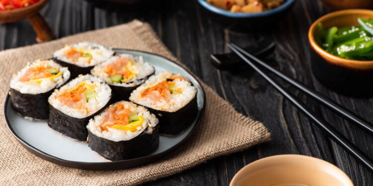 Como o kimbap foi criado e se tornou o lanche preferido dos coreanos!