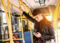 O vale-transporte é um benefício legal que financia o deslocamento diário entre residência e trabalho por meio de transporte público - Créditos: depositphotos.com / AllaSerebrina
