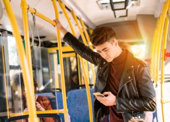 O vale-transporte é um benefício legal que financia o deslocamento diário entre residência e trabalho por meio de transporte público - Créditos: depositphotos.com / AllaSerebrina