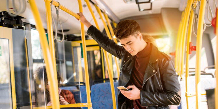 O vale-transporte é um benefício legal que financia o deslocamento diário entre residência e trabalho por meio de transporte público - Créditos: depositphotos.com / AllaSerebrina