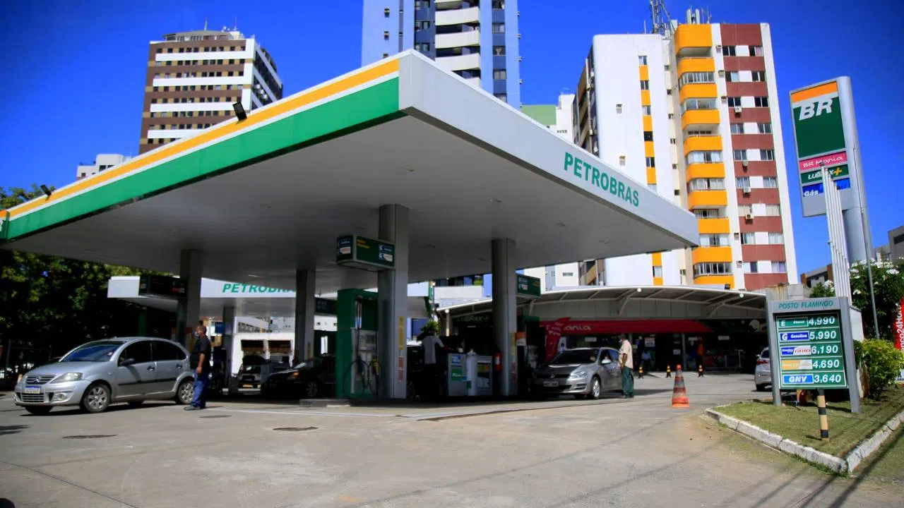 Petrobras reduz preço da gasolina em 4,9% para distribuidoras