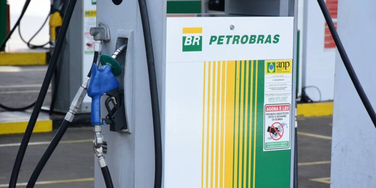 "Petrobras segura preço da gasolina para reforçar caixa do governo", aponta gestor
