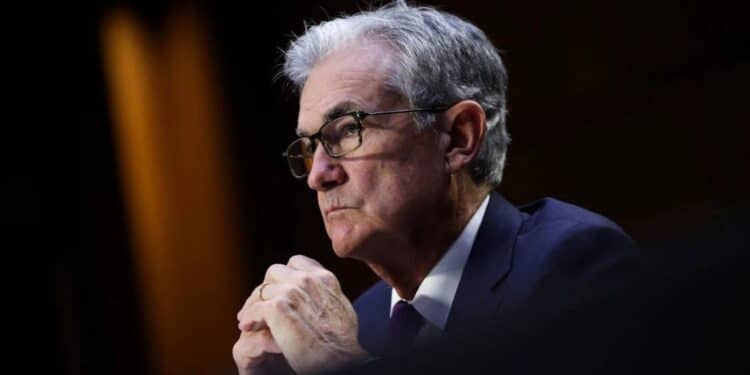 Powell reconhece enfraquecimento do mercado de trabalho