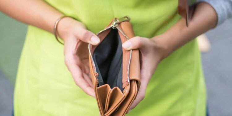 Atrasou o salário? Veja o que a lei exige da empresa