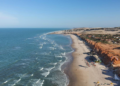 O paraíso do Nordeste que surpreende por seu mar azul e clima vibrante