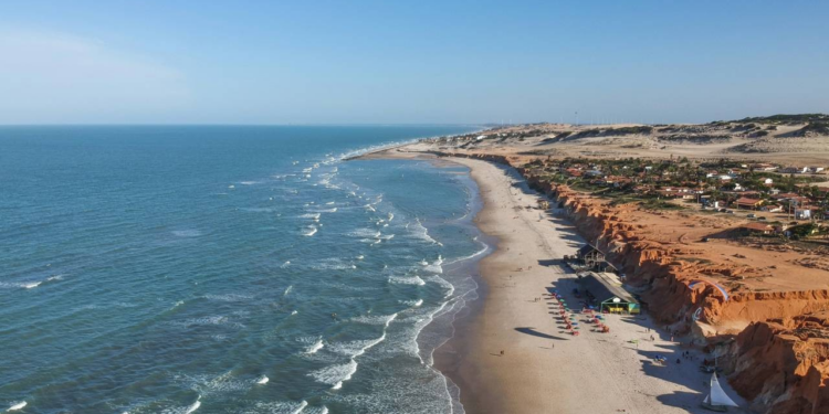 O paraíso do Nordeste que surpreende por seu mar azul e clima vibrante