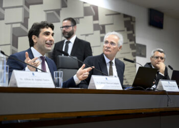 O presidente do Banco Central, Gabriel Galípolo ao lado do
presidente da CAE, senador Renan Calheiros (MDB-AL) e do presidente do Conselho de Controle de Atividades Financeiras (Coaf), Ricardo Andrade Saadi. Foto: Andressa Anholete/Agência Senado