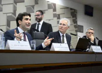 O presidente do Banco Central, Gabriel Galípolo ao lado do
presidente da CAE, senador Renan Calheiros (MDB-AL) e do  presidente do Conselho de Controle de Atividades Financeiras (Coaf), Ricardo Andrade Saadi.Foto: Andressa Anholete/Agência Senado
